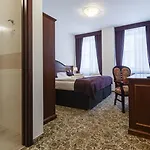 Liliova Old Town فندق 4*